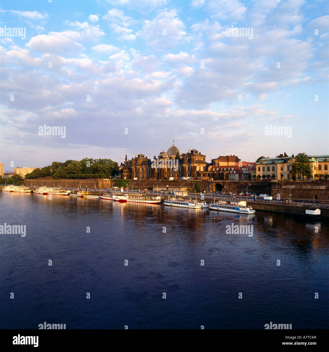 Gebäude am Ufer, Brühl Terrasse, Fluss Elbe, Dresden, Sachsen, Deutschland Stockfoto