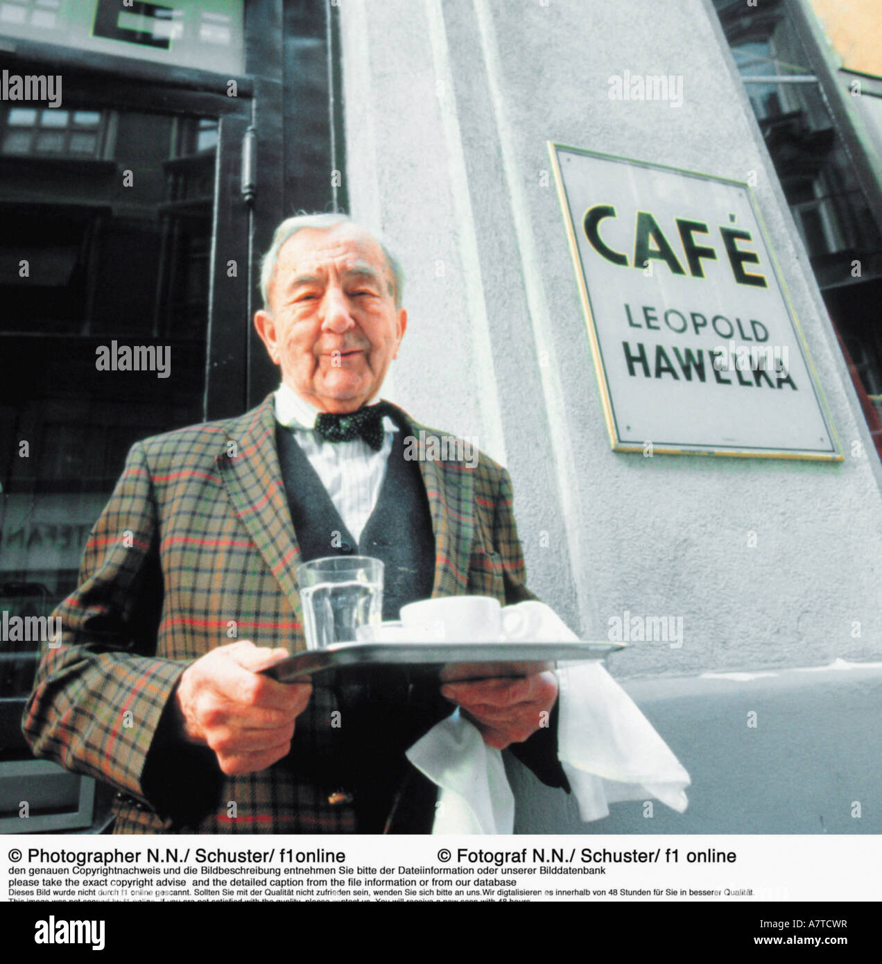 Kellner mit Tablett mit Essen Wien Österreich Stockfoto