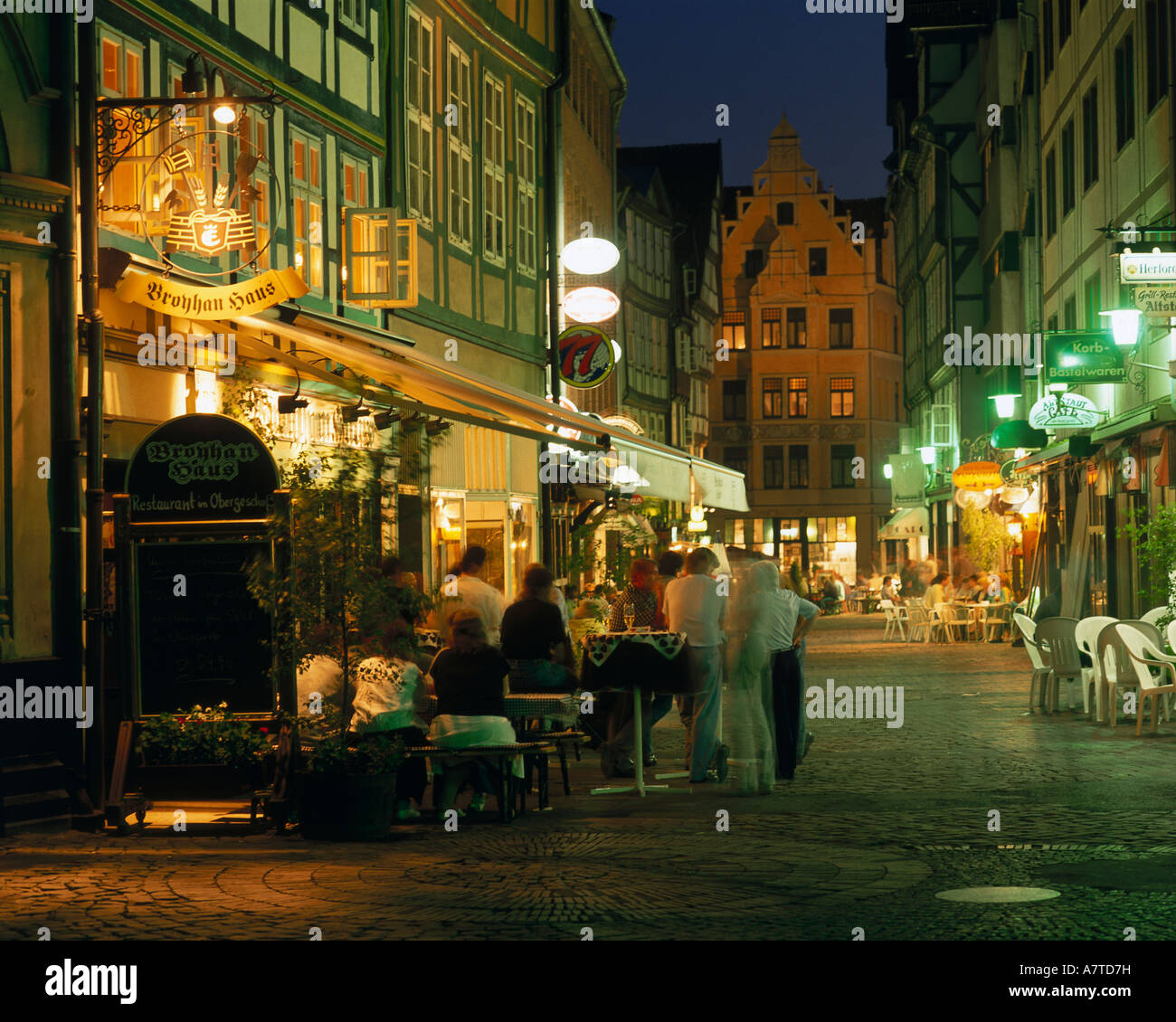 Touristen am Straßencafé in Street, Hannover, Deutschland Stockfoto