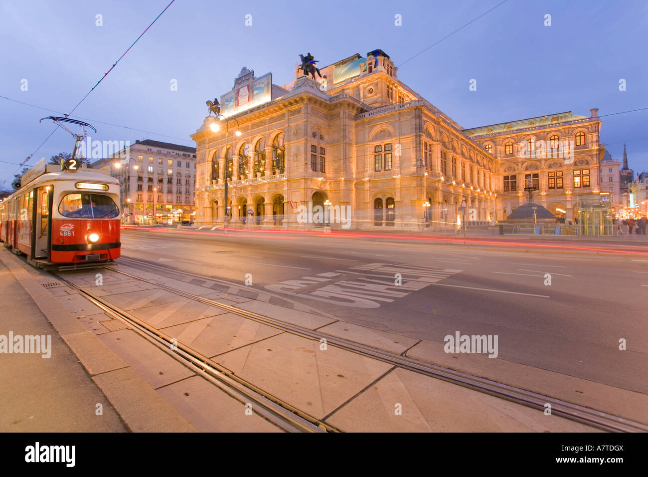Opernhaus leuchtet in der Dämmerung, Wiener Staatsoper, Wien, Österreich Stockfoto