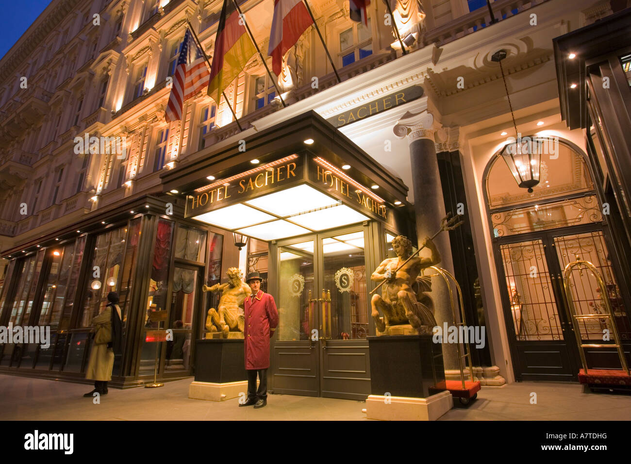 Wache stehen am Eingang des Hotel, Hotel Sacher, Wien, Österreich Stockfoto