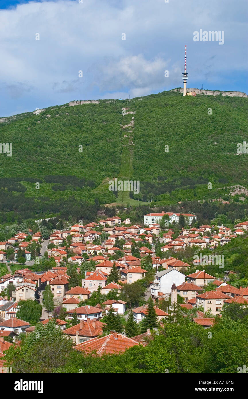 Erhöhte Ansicht der Stadt mit Kommunikations-Turm im Hintergrund, Belogradchik, Vidin, Rumänien Stockfoto