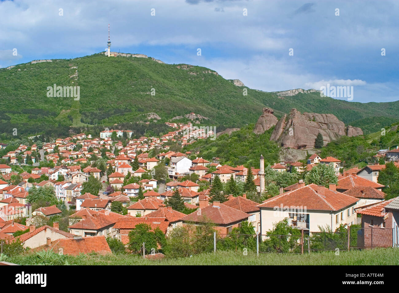 Erhöhte Ansicht der Stadt mit Kommunikations-Turm im Hintergrund, Belogradchik, Vidin, Rumänien Stockfoto