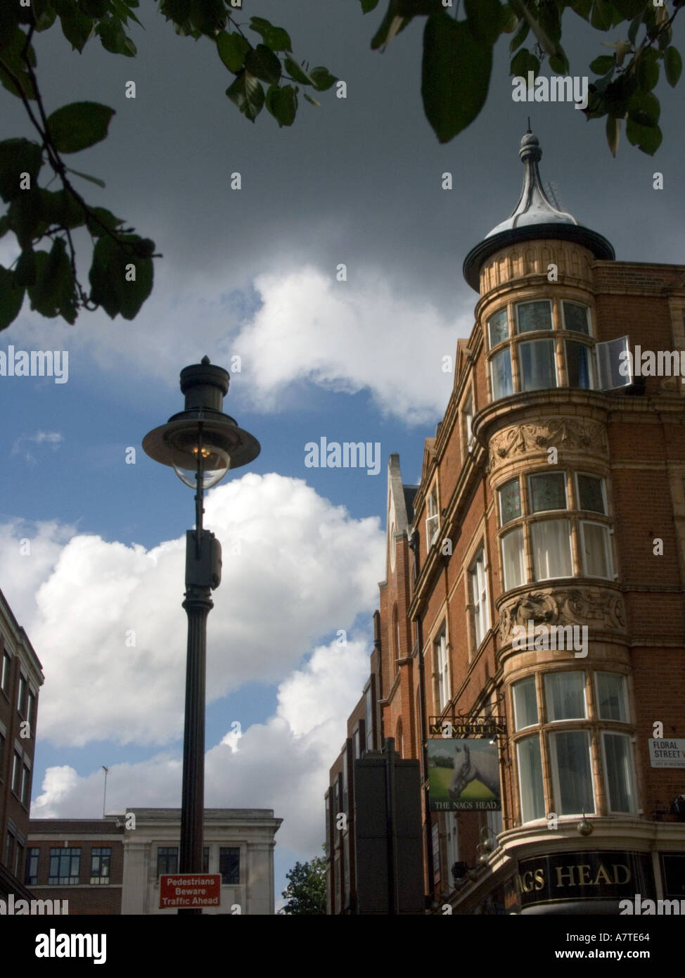 Schwere Gewitterwolken zu sammeln, über die Nag es Head Pub, Covent Garden, London, WC2, England, UK Stockfoto