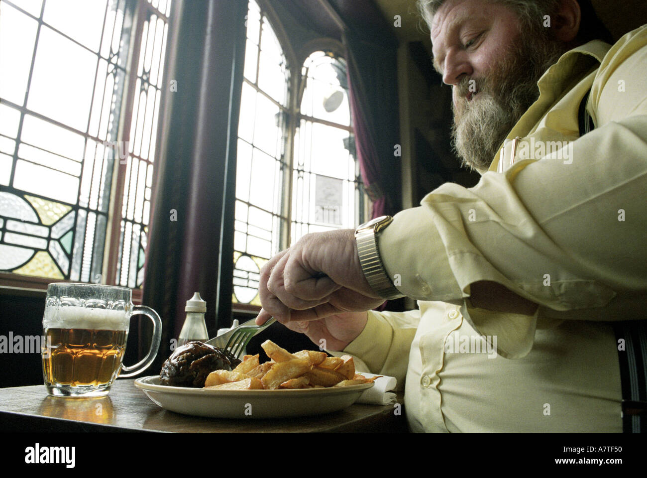 Finbarr O Shaughnessy Lizenznehmer des Wheatsheaf Pub in West Bromwich UK steckt in Essen von Reisig und chips Stockfoto