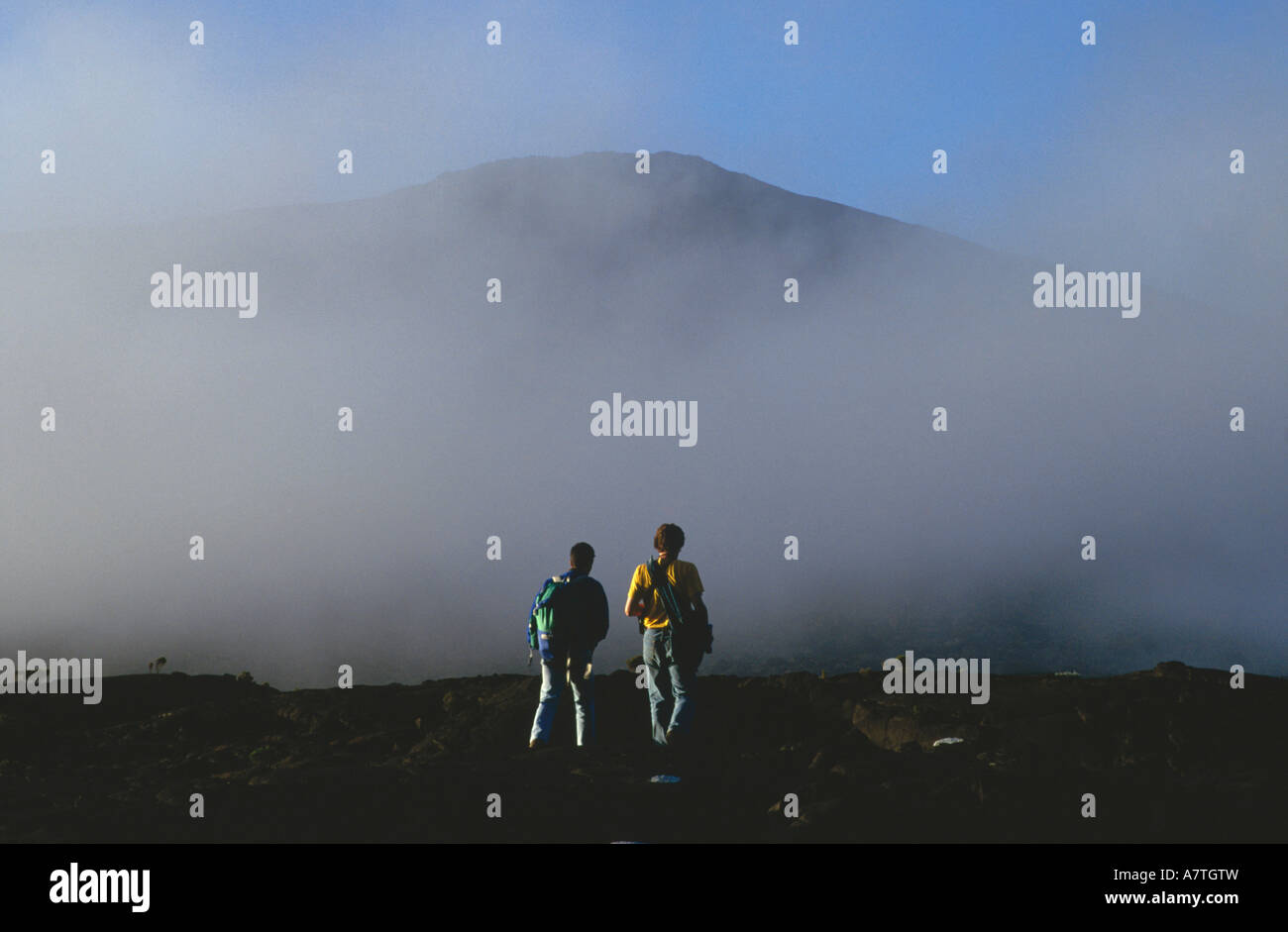 Zwei Wanderer auf Berg Reunion Island Frankreich Stockfoto