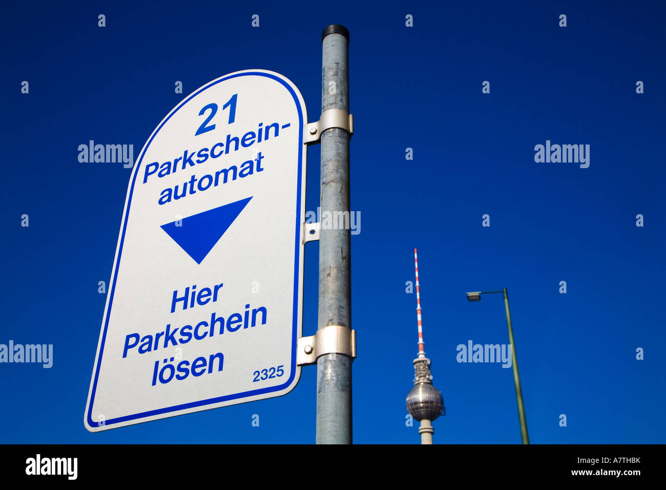 TV-Turm-Alexander Platz Berlin-Deutschland-Deutschland und Parken Ticket Schild an der Straße Stockfoto