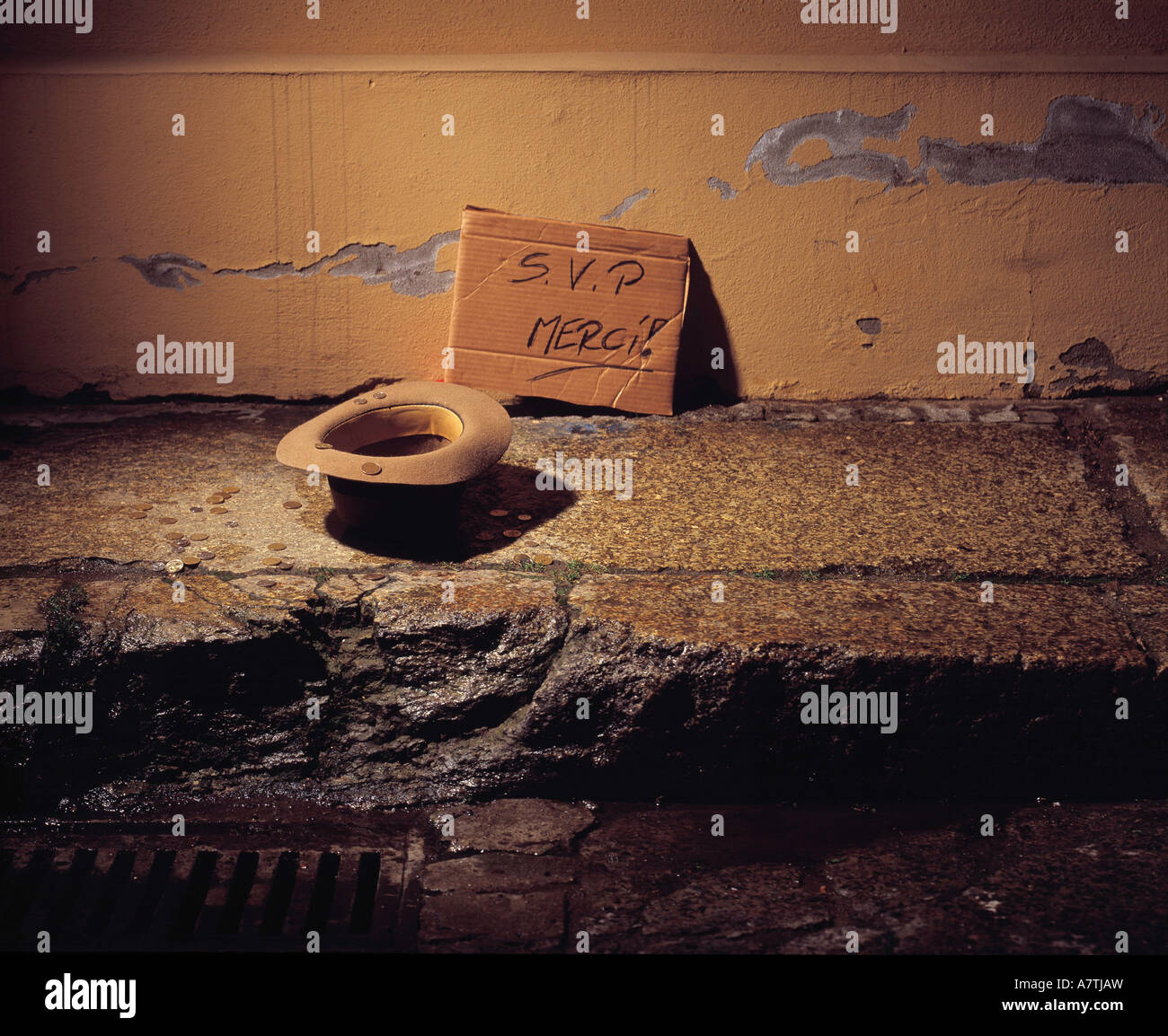 Hut mit Münzen am Wanderweg Stockfoto
