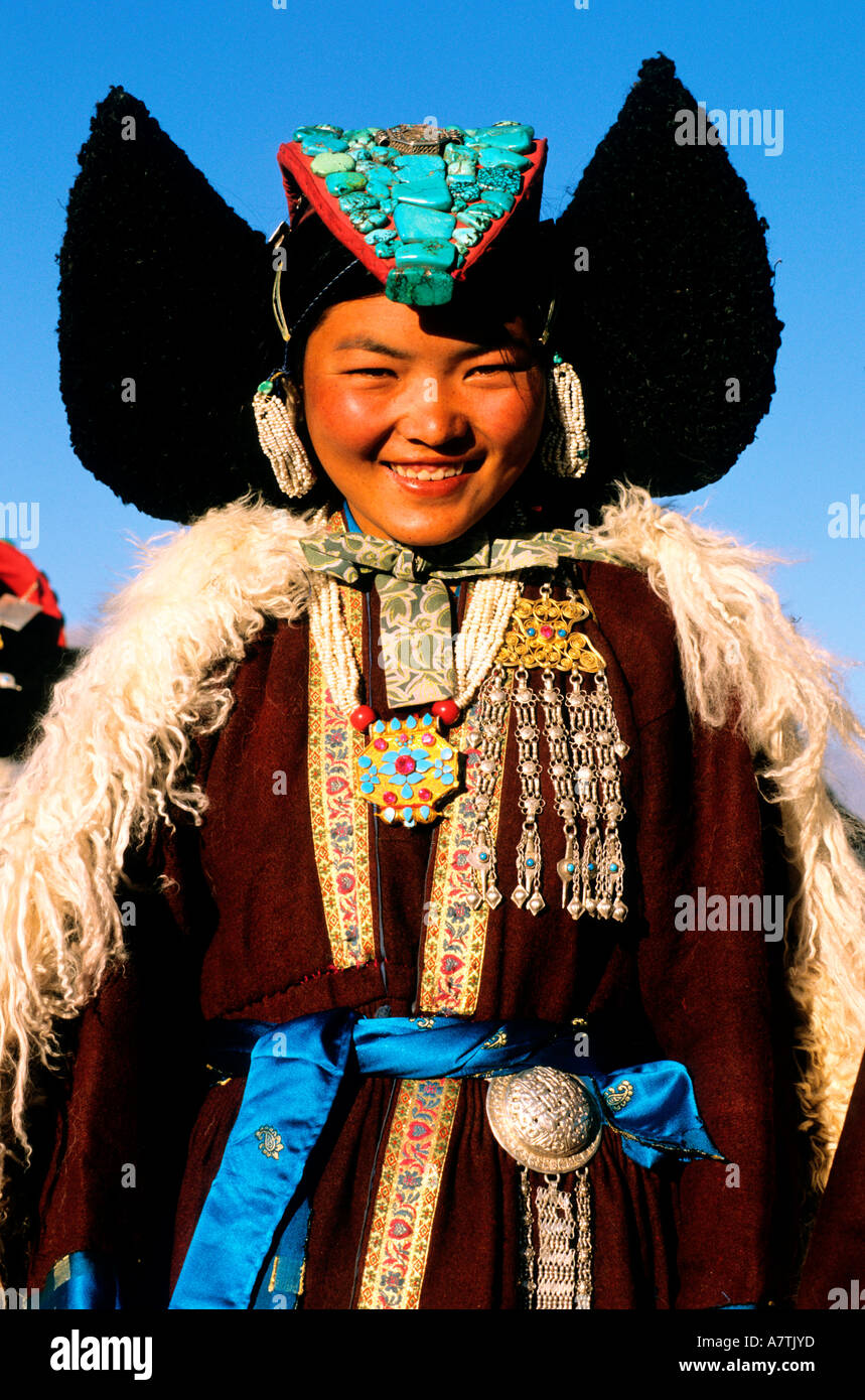 Region Indien, Jammu und Kashmir, Ladakh, Leh (Alt 11.400 ft), Ladakhi Mädchen tragen die Perak Kopfschmuck Stockfoto