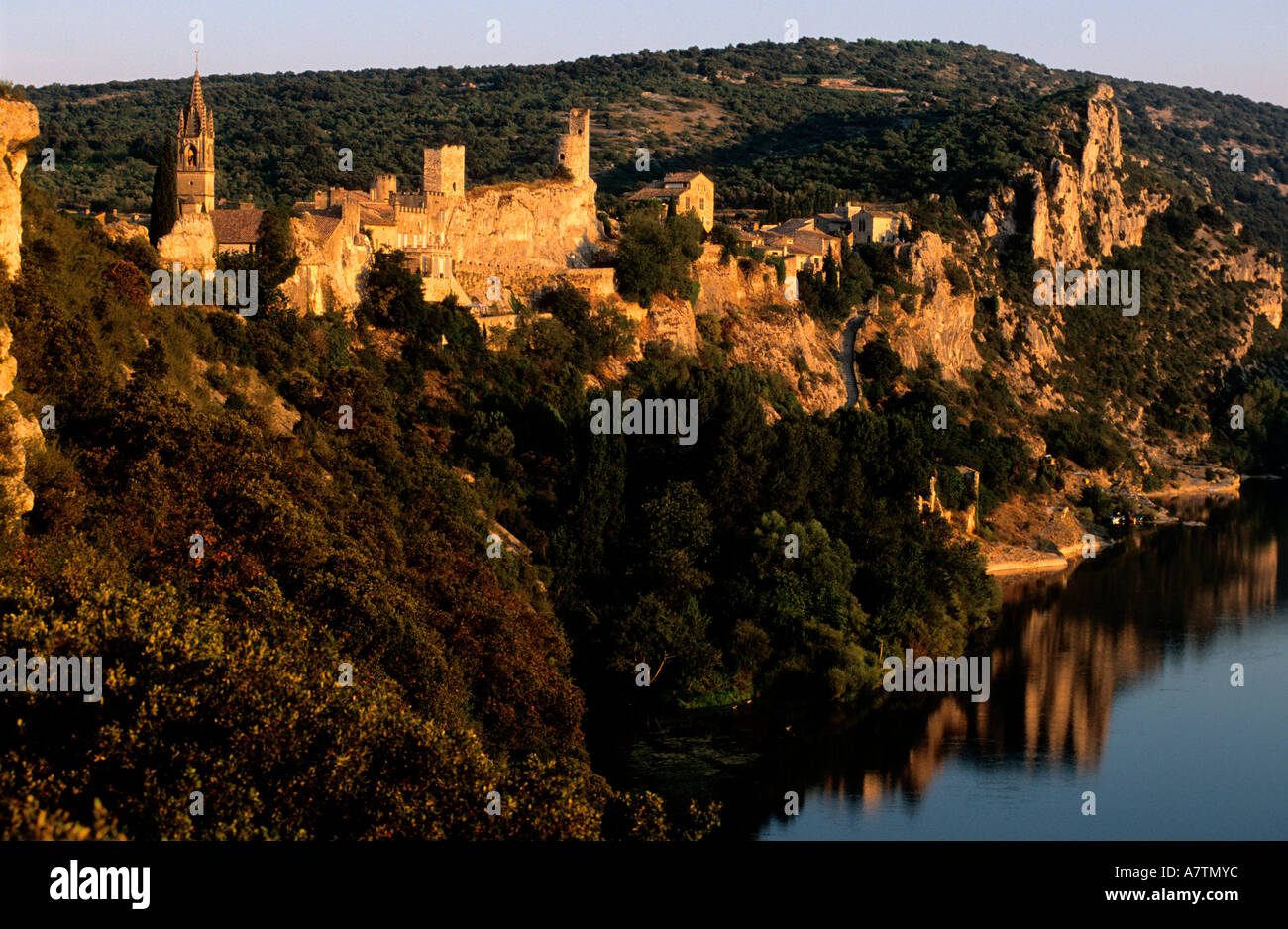 Frankreich, Gard, Aigueze Dorf, mittelalterlichen Dorf am Ausgang der Schlucht der Ardèche Stockfoto
