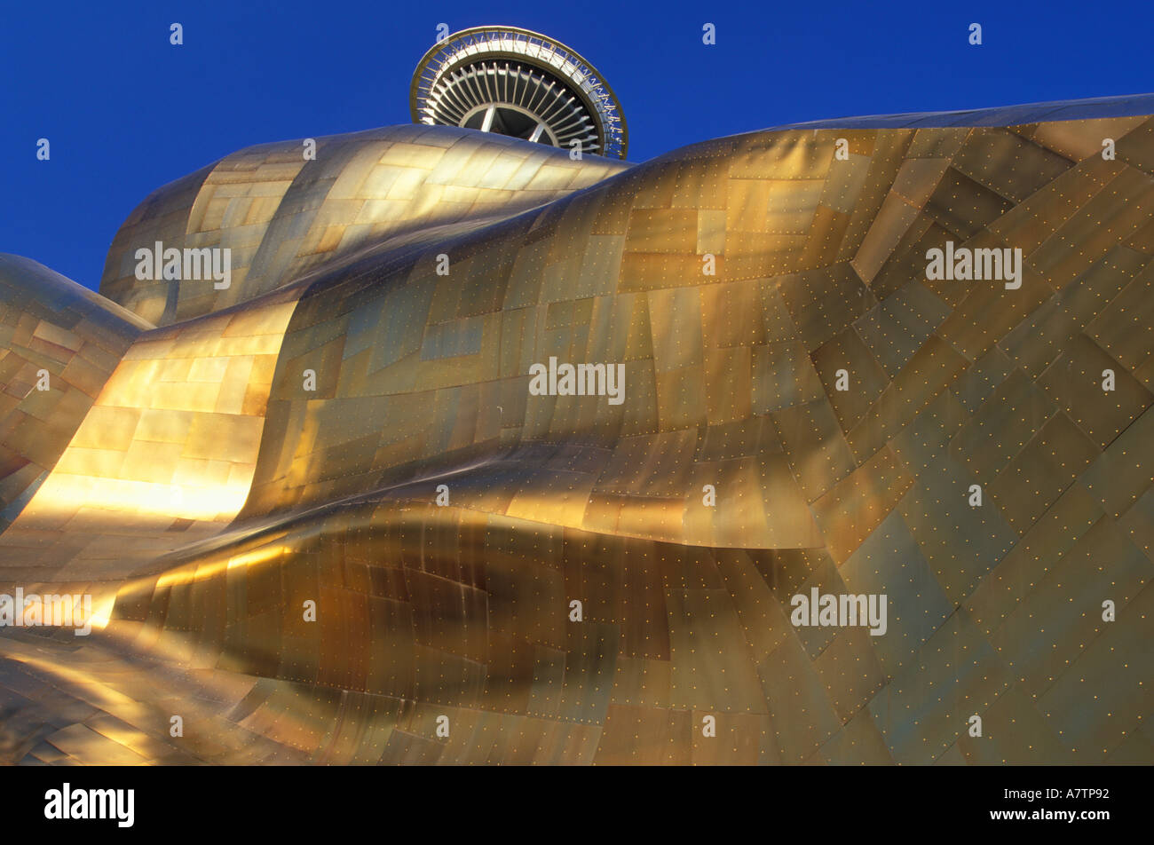 NA, USA, Seattle, Seattle Center Experience Music Project mit der Space Needle hinter Stockfoto