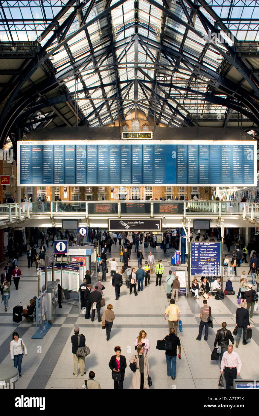 Innen Liverpool Street Station auf sonnigen Tag mit Blick auf Informationstafel Stockfoto