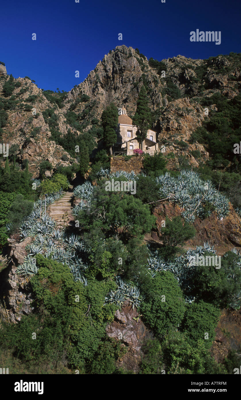 Niedrigen Winkel Ansicht der Kirche am Berg, Insel Elba, Toskana, Italien Stockfoto