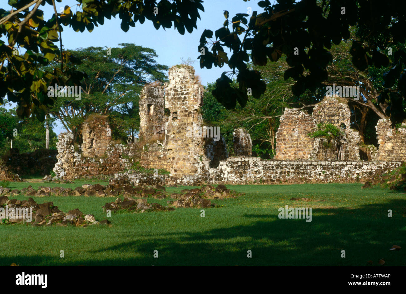 Alte Ruinen von Gebäuden auf Landschaft, Vieja Panama, Panama Stockfoto