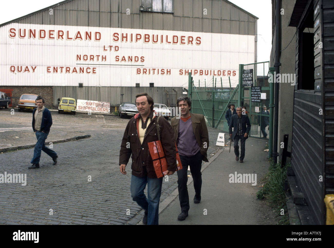 Männer verlassen eine Verschiebung in der Schiffbau-Fabrik Stockfoto