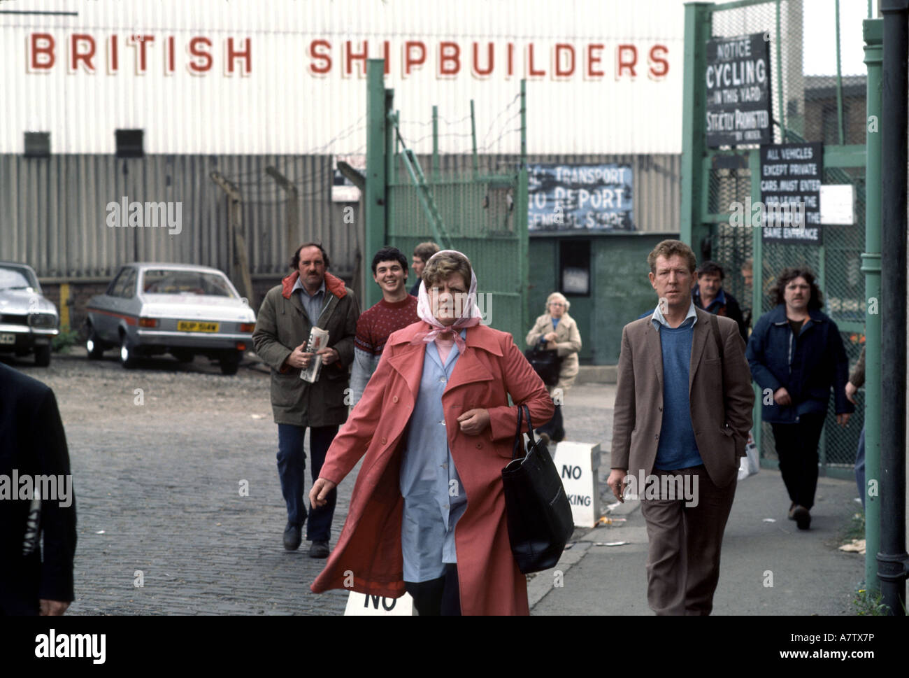 Männer und Frauen verlassen eine Verschiebung um eine Schiffbau-Fabrik Stockfoto