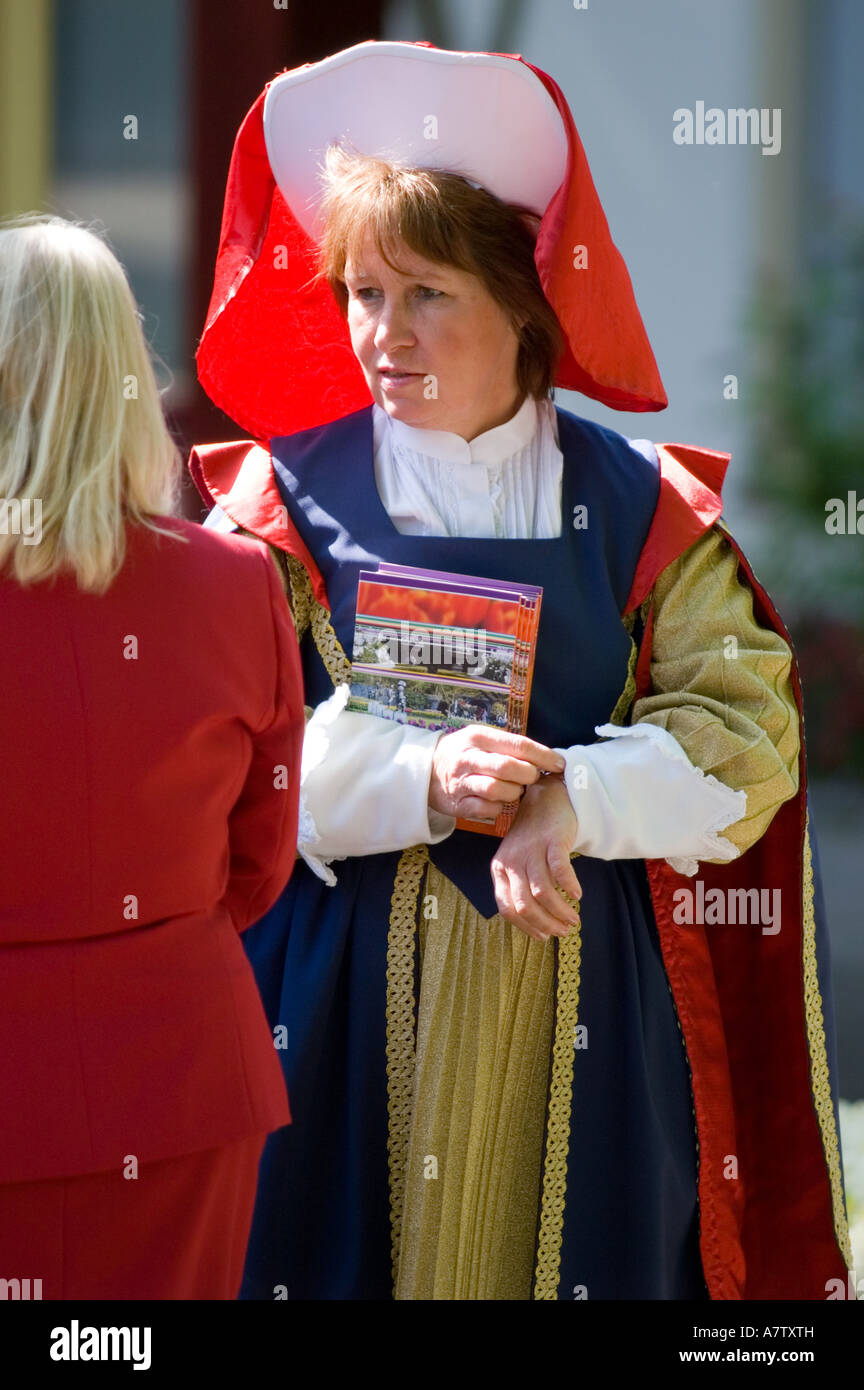 eine Frau, gekleidet in ein niederländischer Tracht in den Gärten der Keukenhof, den Niederlanden Stockfoto