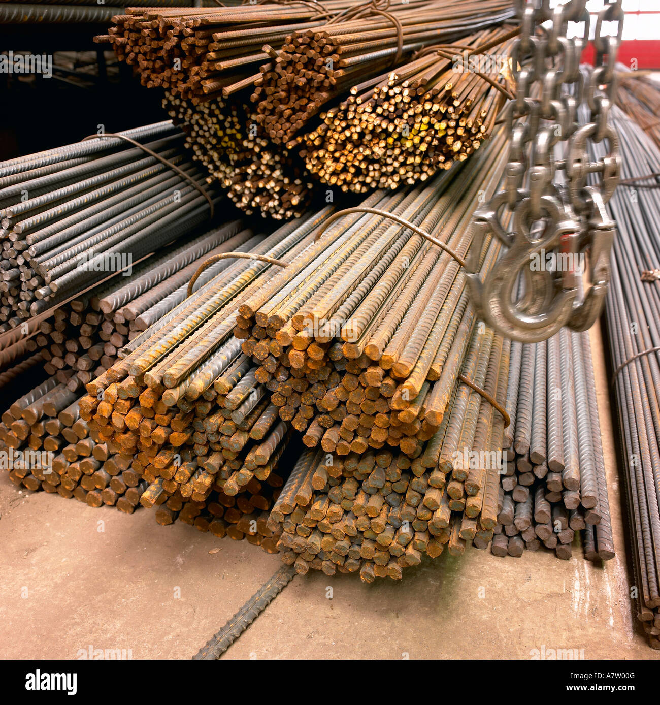 Bündel von Metallstangen mit hängenden Ketten Stockfoto