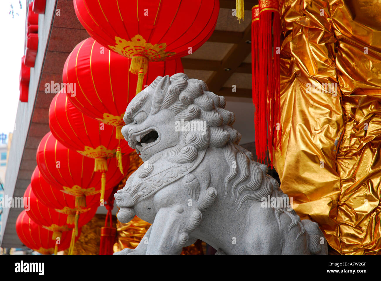 Stein-Löwen und roten Laternen außerhalb ein modernes Hotel in Shanghai während des chinesischen Neujahrsfestes Stockfoto