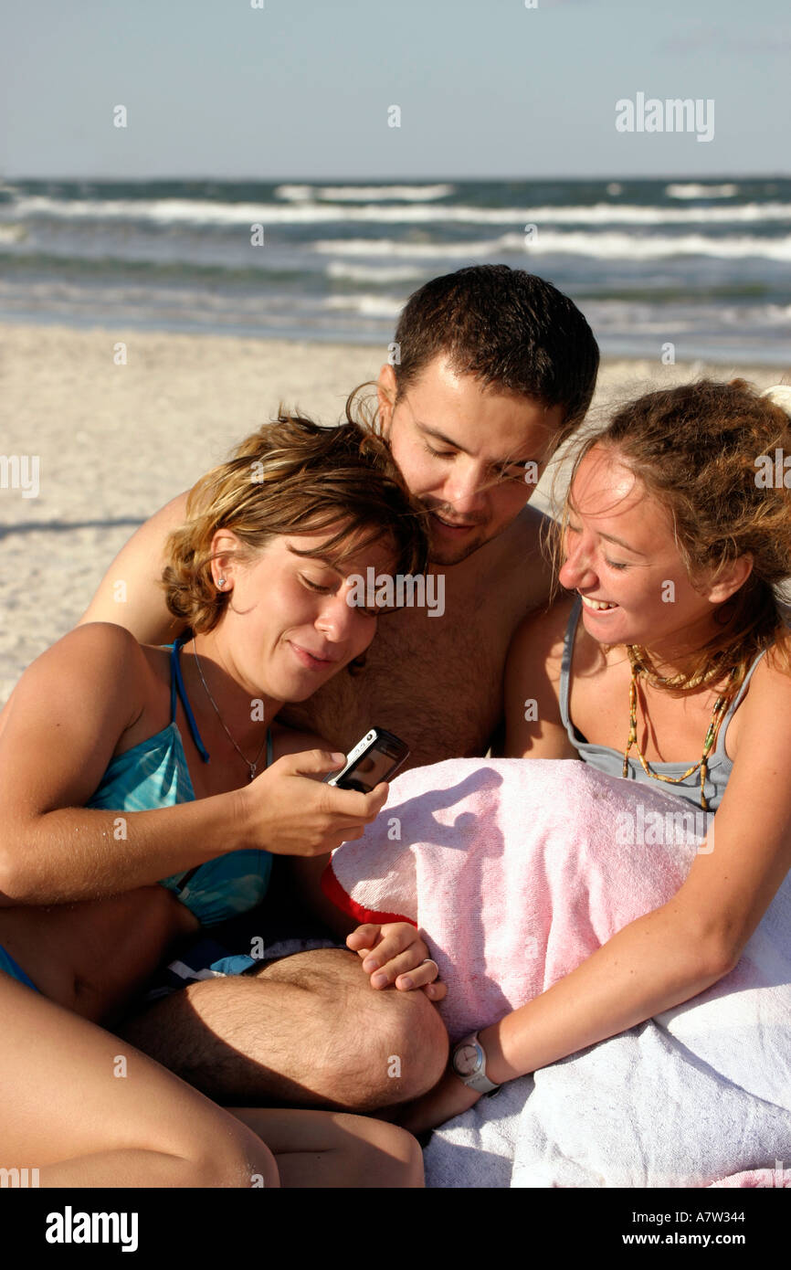 Freunde mit einem Handy Mamaia Beach Rumänien Stockfoto