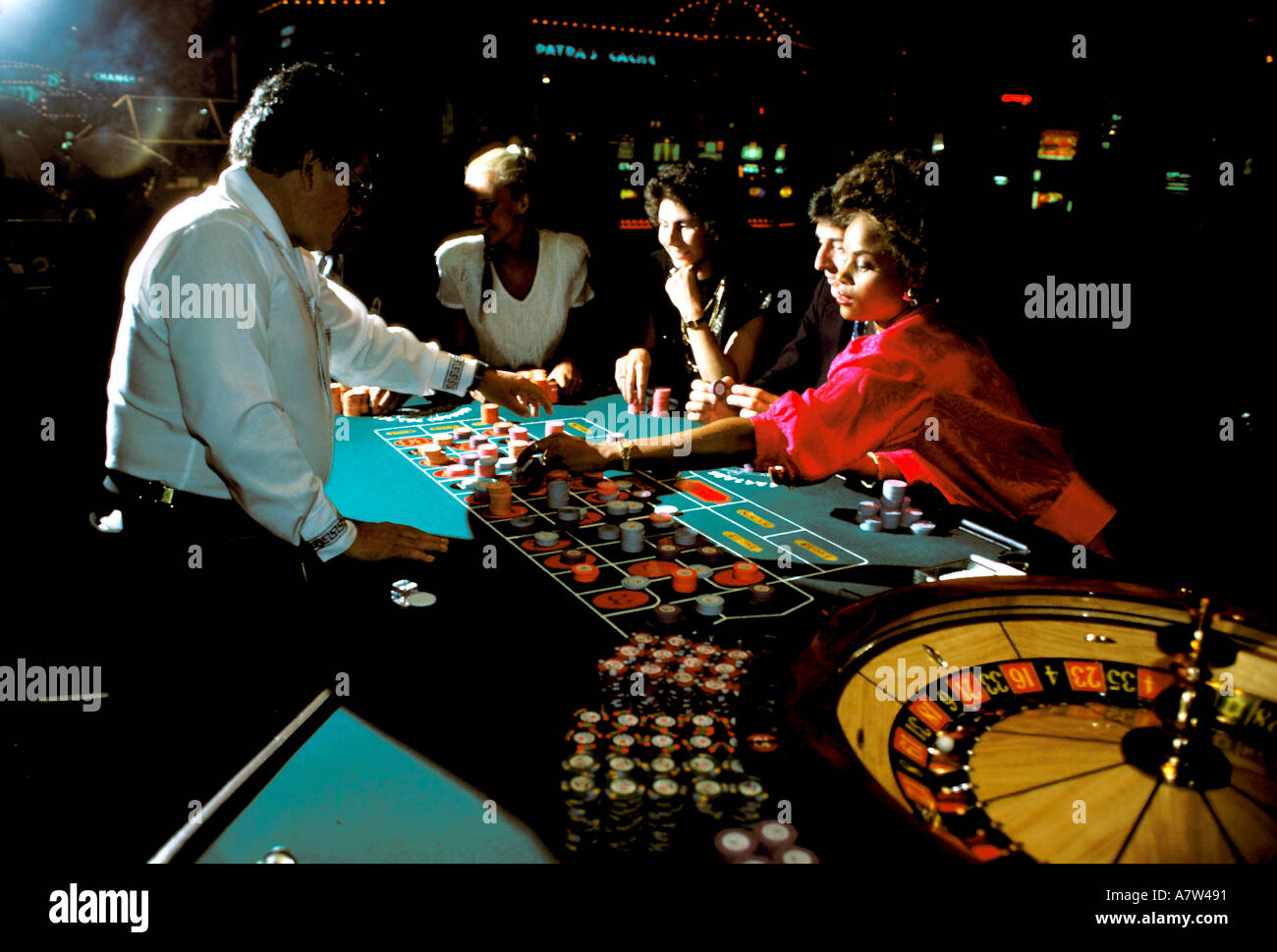 Spieler sind am Roulette-Tisch bei Caesar s Palace in Las Vegas Nevada USA gesehen Stockfoto