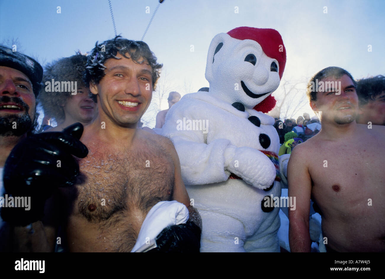 Kanada, Québec, Québec, Amateure der Schnee Bäder mit Bonhomme während des Karnevals Stockfoto