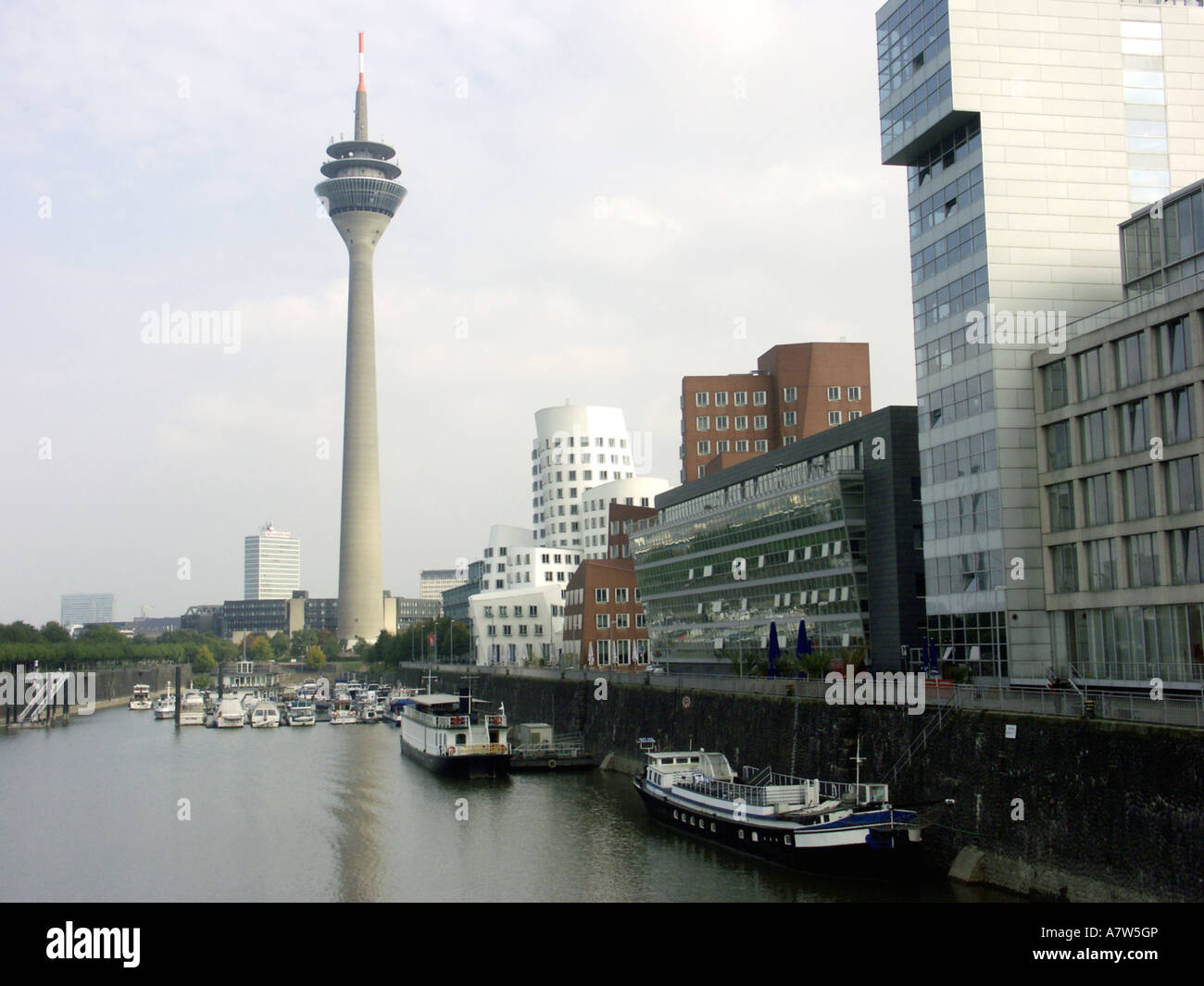 Stadtteil Medienhafen, Hindernissen und Fernsehen Turm am Rhein, Deutschland, Nordrhein-Westfalen, Düsseldorf Stockfoto