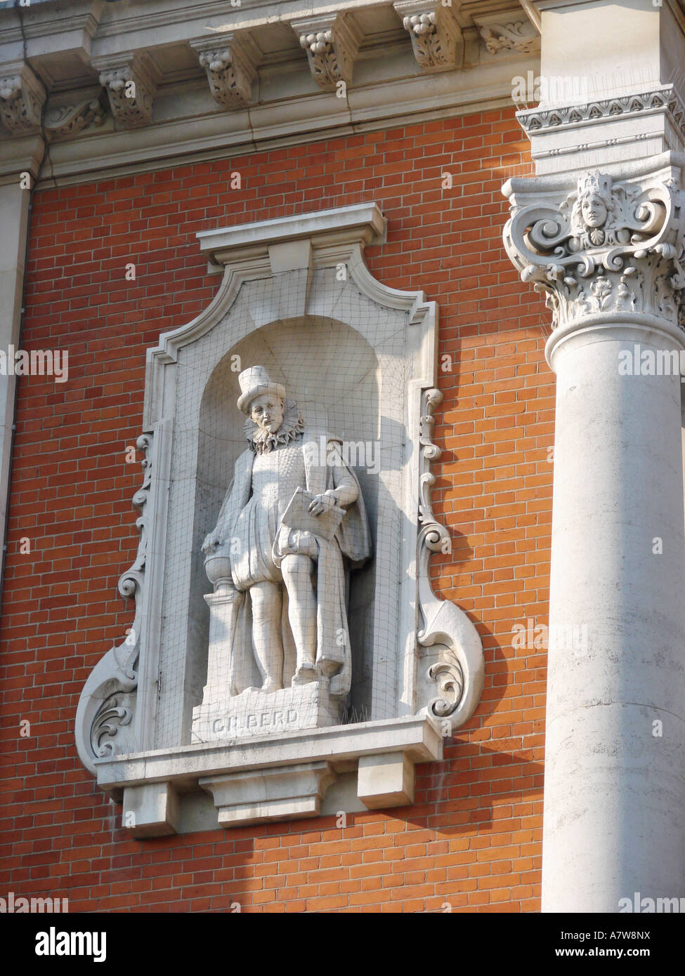 William Gilberd Statue auf der viktorianischen Rathaus Colchester High Street April 2007 Stockfoto