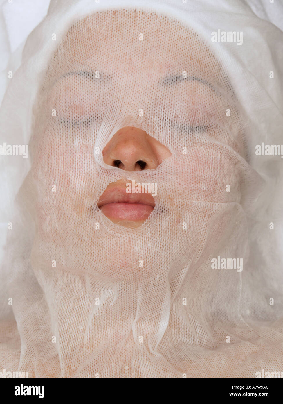 Womans Gesicht bedeckt mit weißem Mesh zum Schutz vor einer Gesichtsmaske Stockfoto