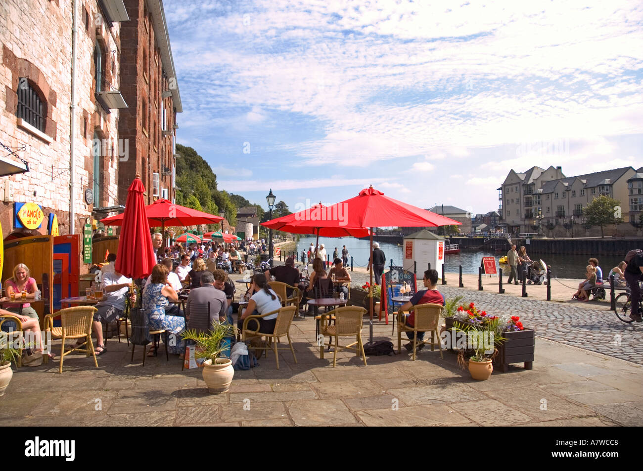 Menschen entspannen im riverside Café am Kai Exeter Devon gb Stockfoto