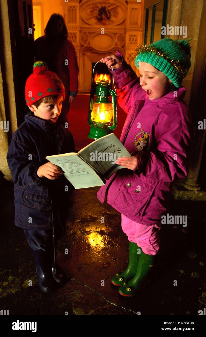 KINDER SINGEN WEIHNACHTSLIEDER IN EINEM LANDHAUS Stockfoto