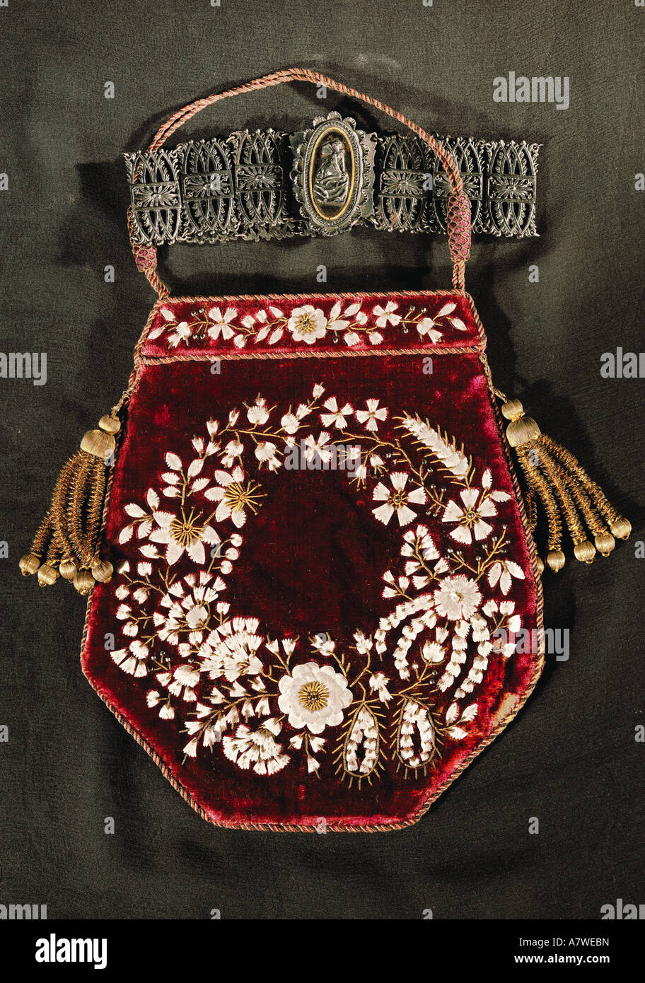 Handtaschen, rote Samthandtasche mit Paillettenverzierung, Kragen mit Brosche, ca. um das Jahr um das Jahr um das Jahr 1820, Stockfoto