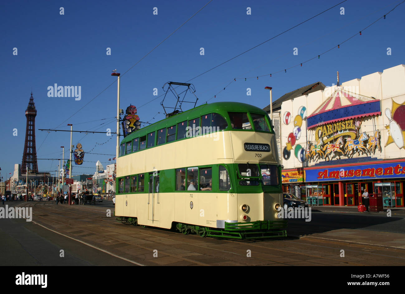 Blackpool Straßenbahn auf Golden Mile Stockfoto