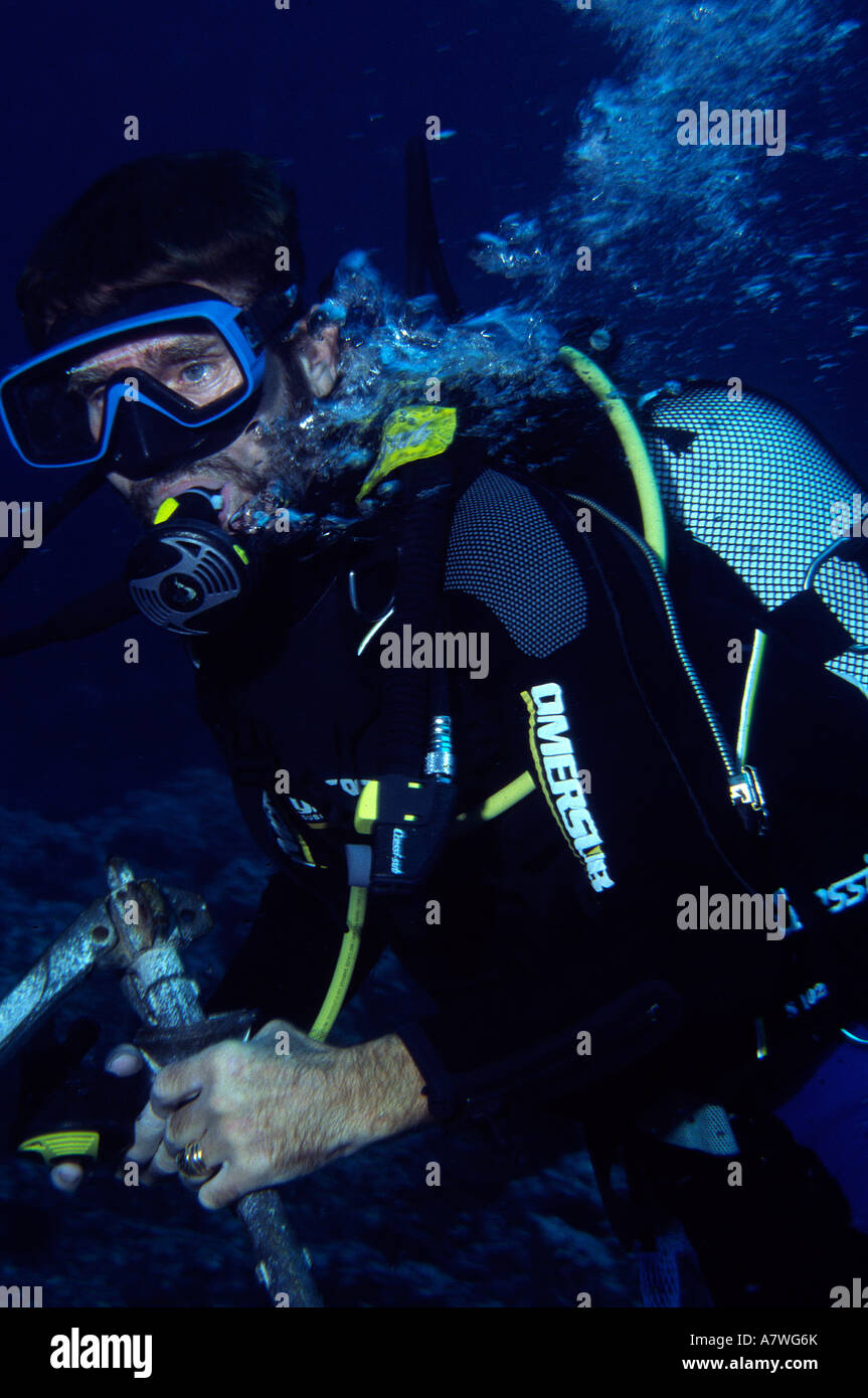 Taucher mit einem Gewicht von der Anker Stockfoto