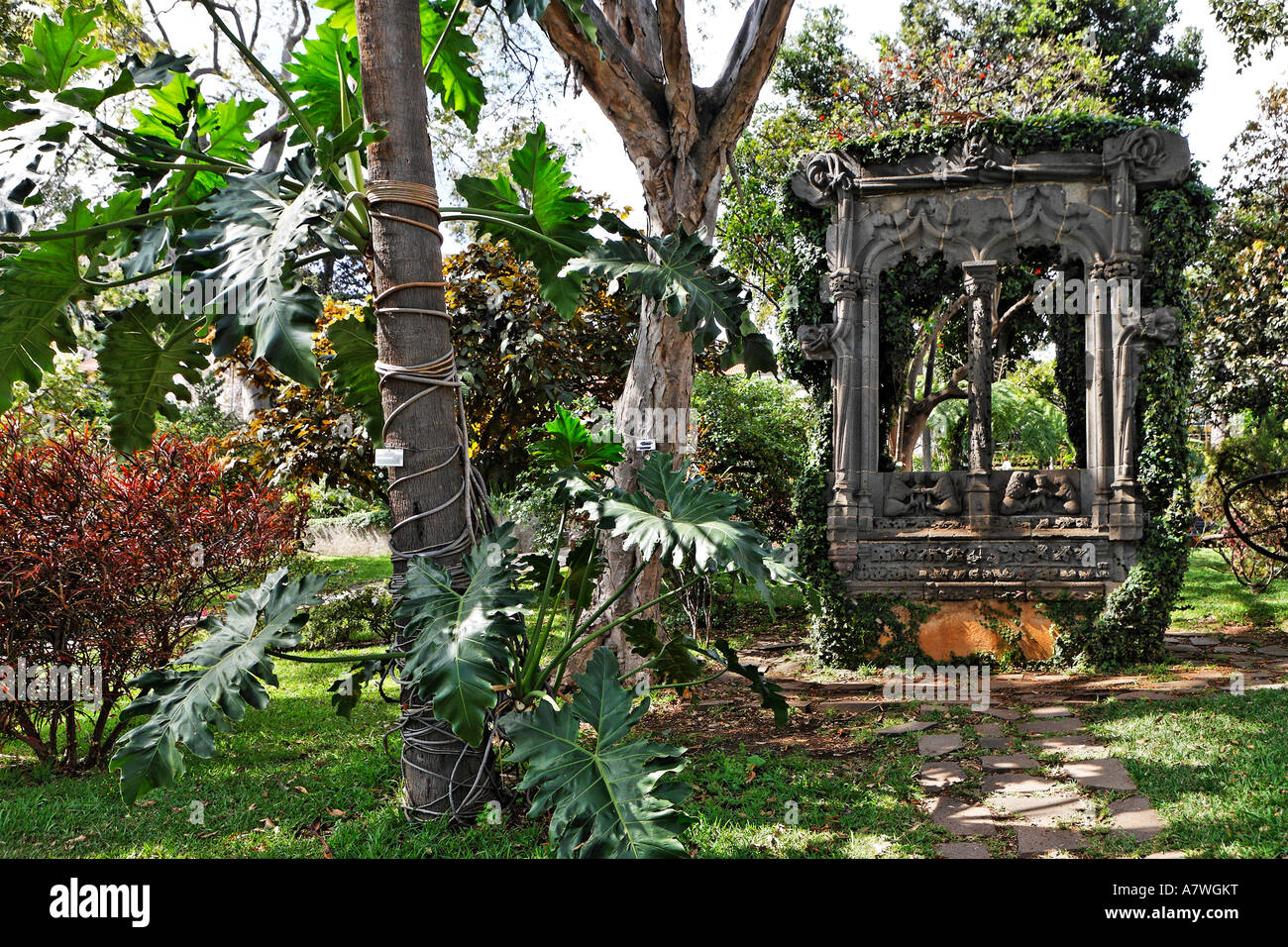 Fensterrahmen des 16 Jahrhunderts von Basalt im Manuelinic Stil, Quinta Das Cruzes, Funchal, Madeira, Portugal Stockfoto