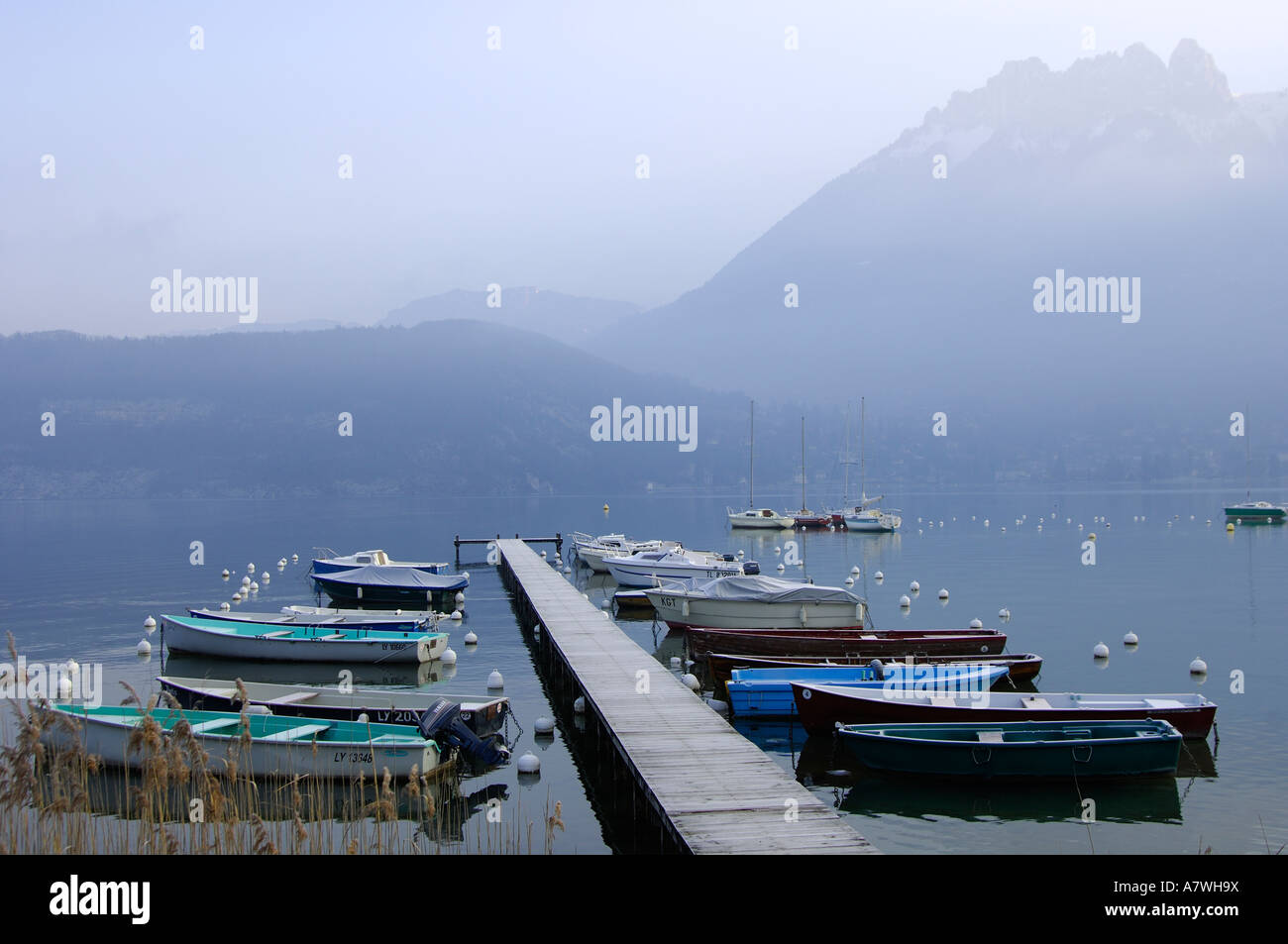 Anlegestelle für Boote auf dem See von Annecy, Lac d ' Annecy, Duingt, Haute-Savoie-Frankreich Stockfoto