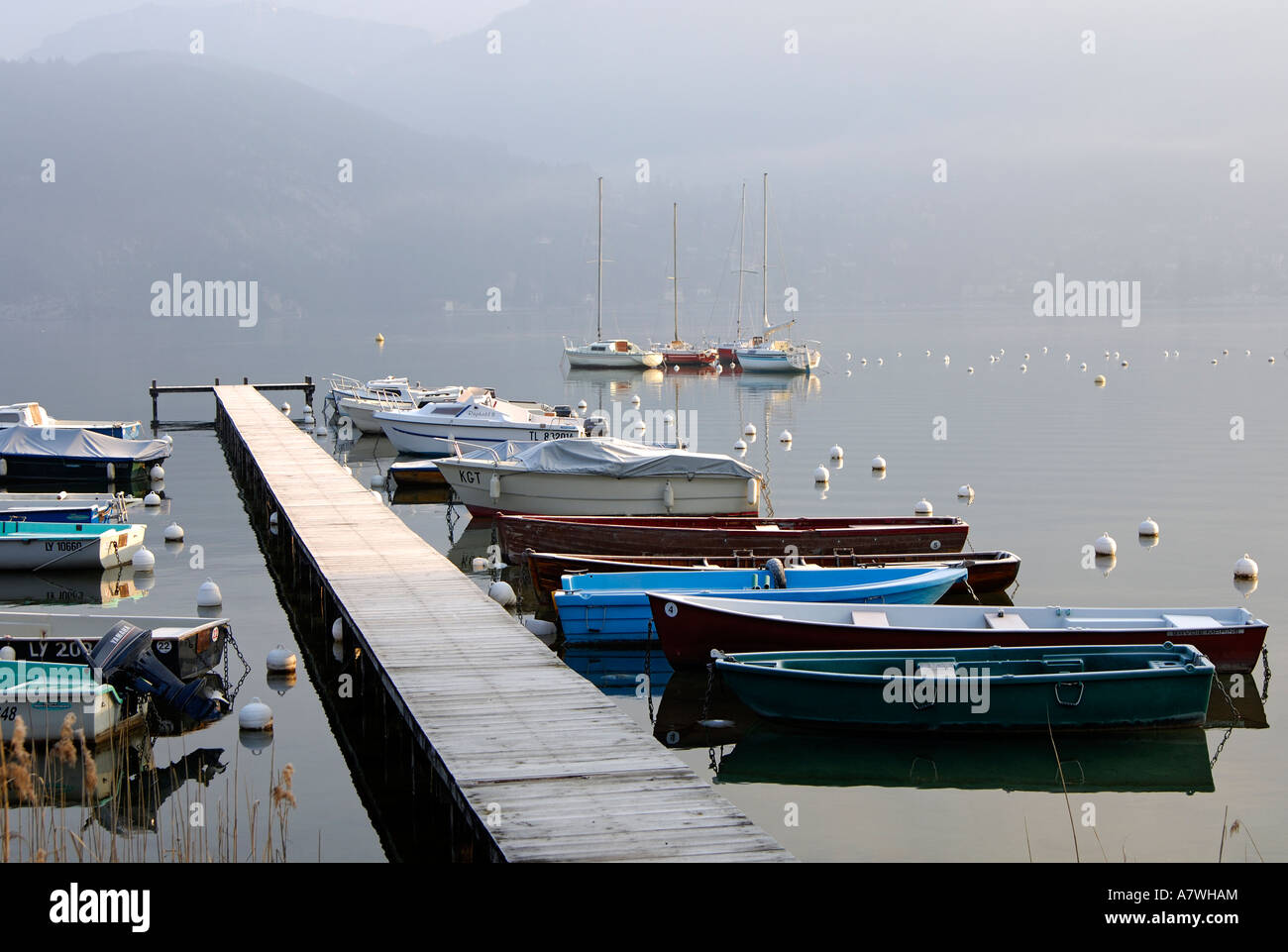 Anlegestelle für Boote auf dem See von Annecy, Lac d ' Annecy, Duingt, Haute-Savoie-Frankreich Stockfoto