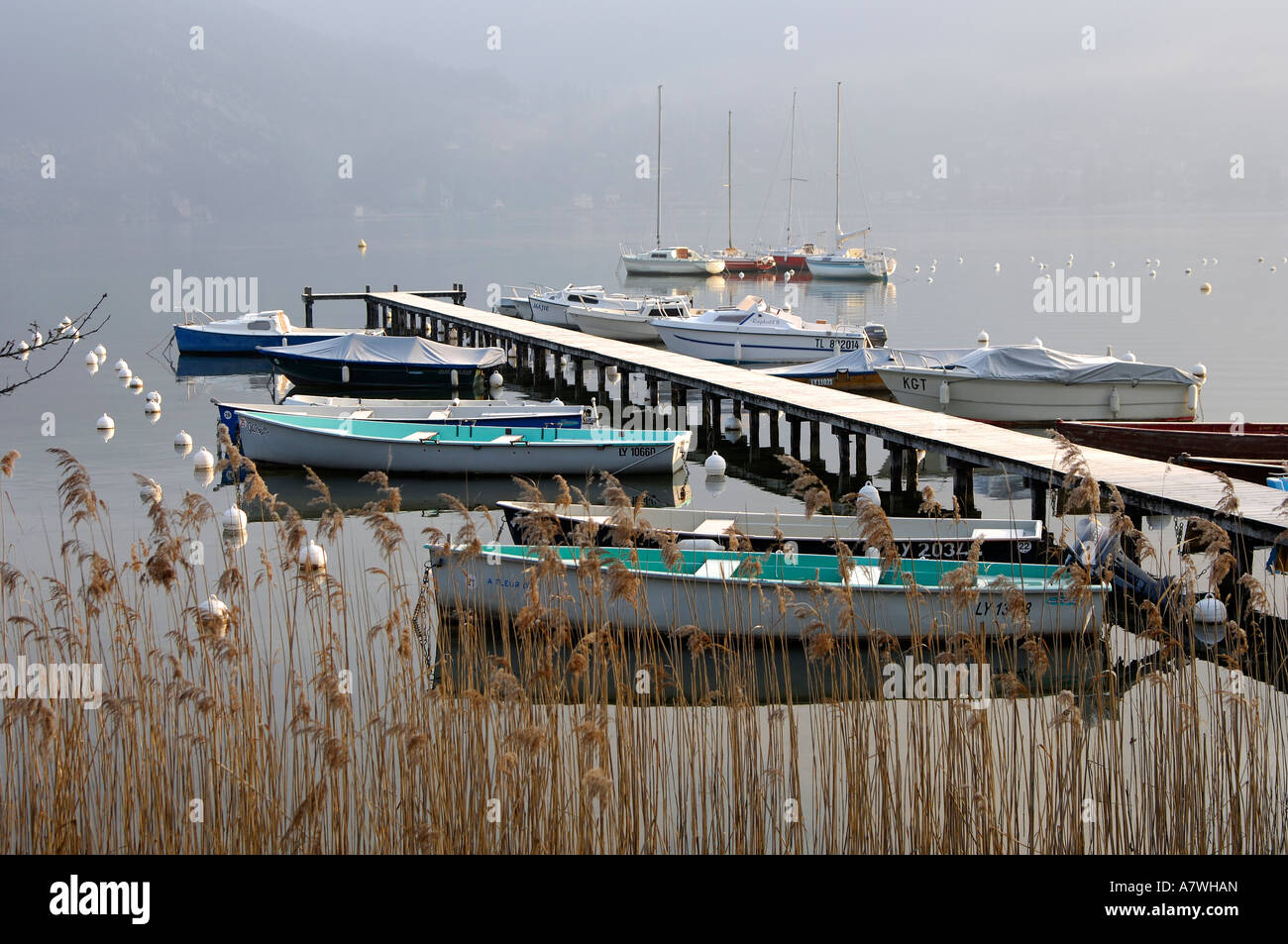 Anlegestelle für Boote auf dem See von Annecy, Lac d ' Annecy, Duingt, Haute-Savoie-Frankreich Stockfoto