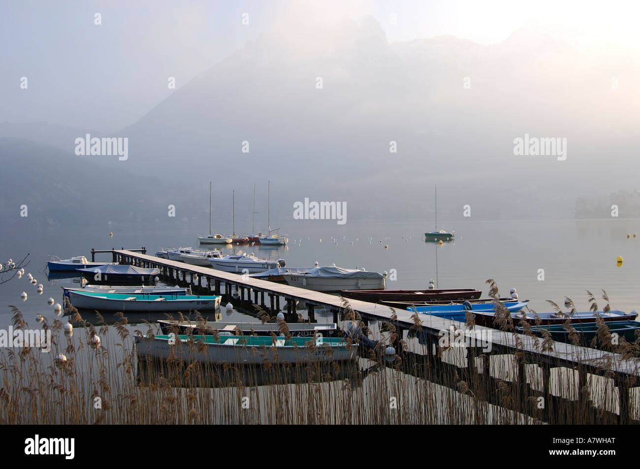 Anlegestelle für Boote auf dem See von Annecy, Lac d ' Annecy, Duingt, Haute-Savoie-Frankreich Stockfoto