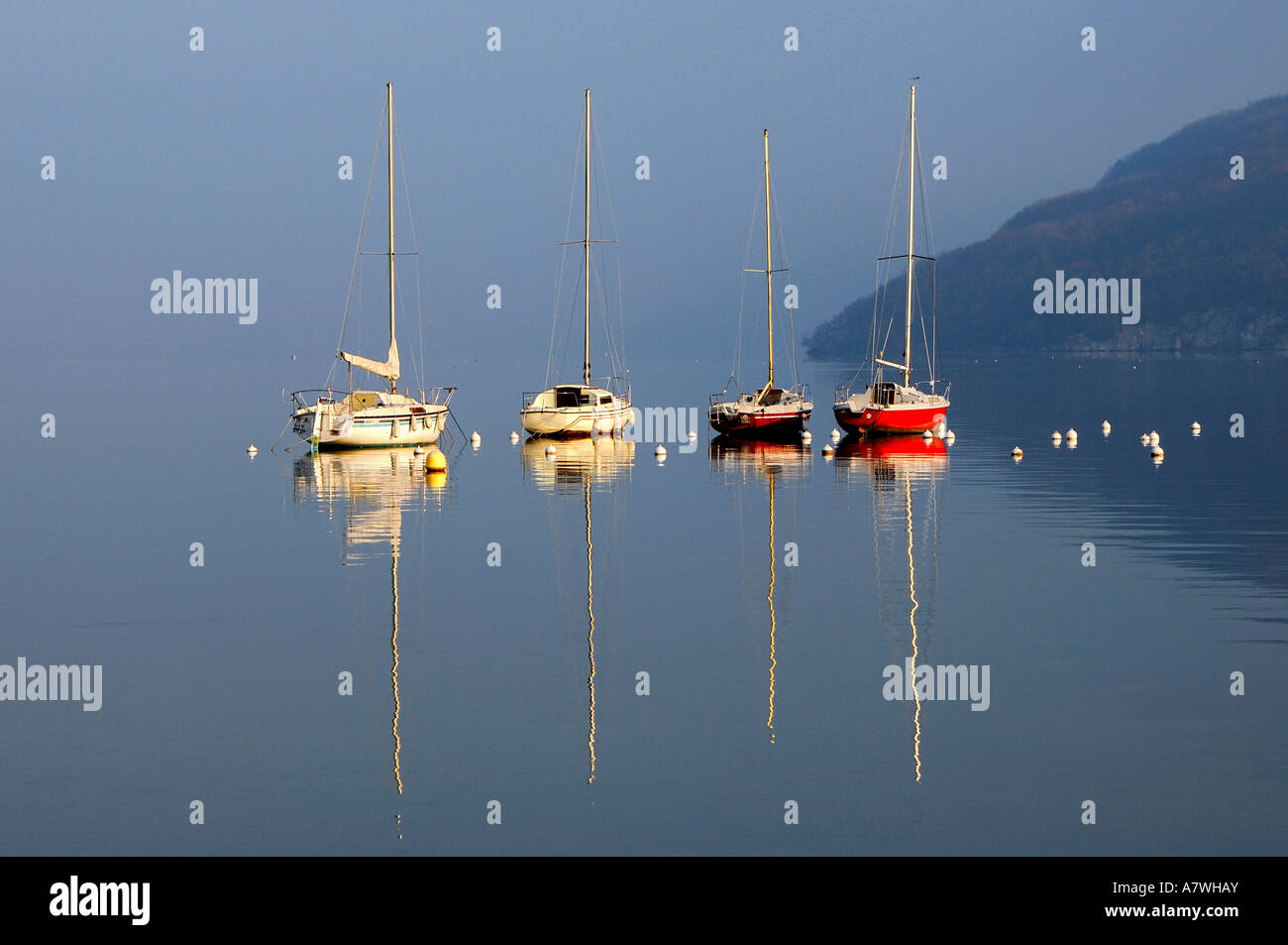Ankern auf See von Annecy, Lac d ' Annecy, Duingt, Haute-Savoie-Frankreich Stockfoto