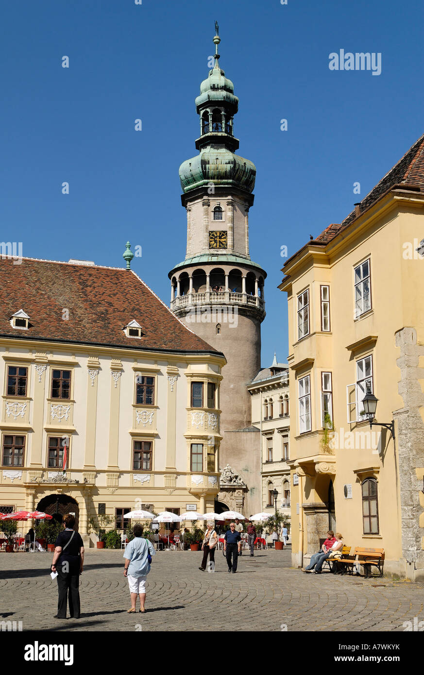 City Square Feind ter mit Feuerturm, historischen alten Stadt von Sopron, Ungarn Stockfoto