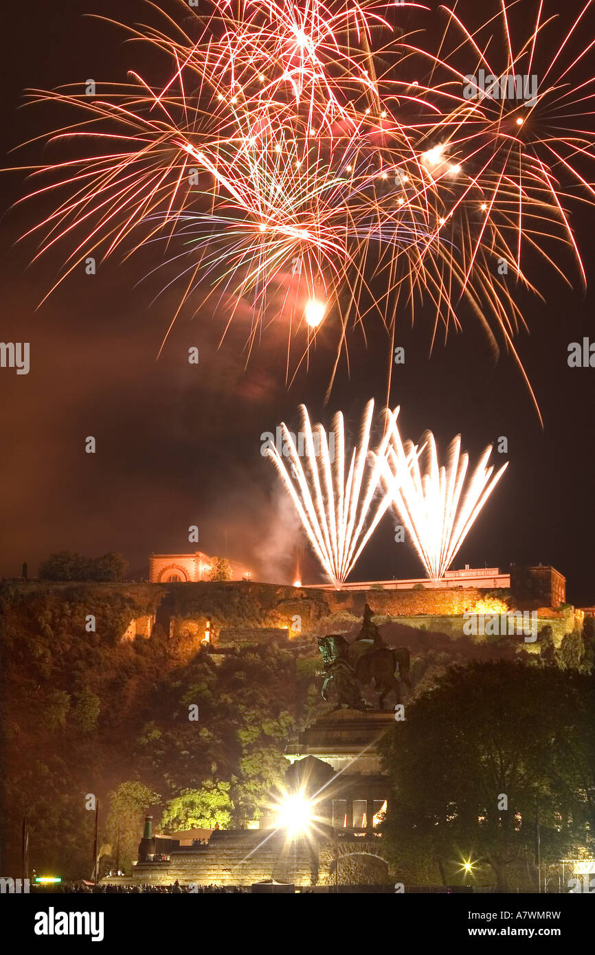 Feuerwerk über der Festung Ehrenbreitstein in Koblenz und über die Deutsches Eck mit der Statue des Kaisers Wilhelm II. Koble Stockfoto