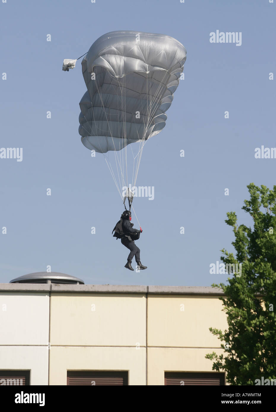 Die Task Force der deutschen Polizeipraxis mit Fallschirm Stockfoto