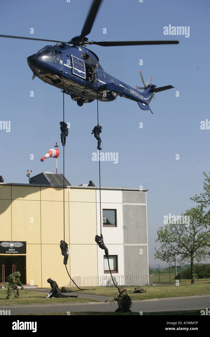 Die Task Force der deutschen Polizeipraxis mit S 332 L1 Super Puma Helikopter Stockfoto