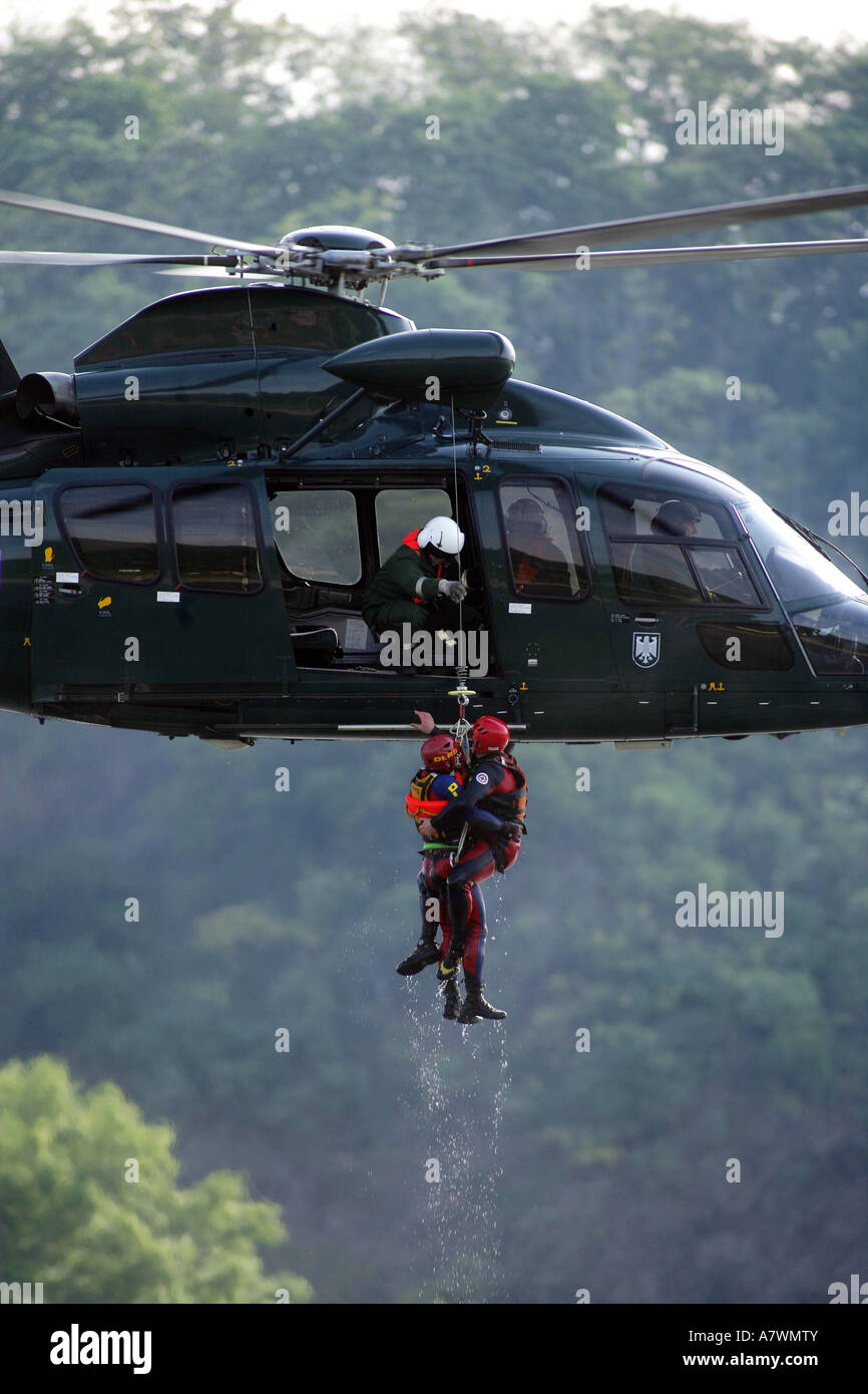 Polizist Abseilen selbst ein ertrinkender während einer Übung zu speichern. Stockfoto