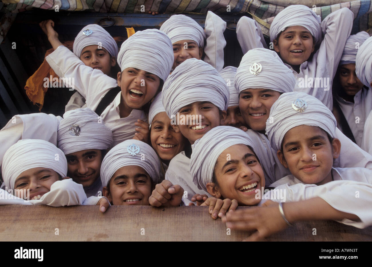 Eine Gruppe von Sikh-jungen Ankunft bei Anandpur Sahib für den 300. Jahrestag der Gründung des Khalsa (1999), Punjab, Indien Stockfoto