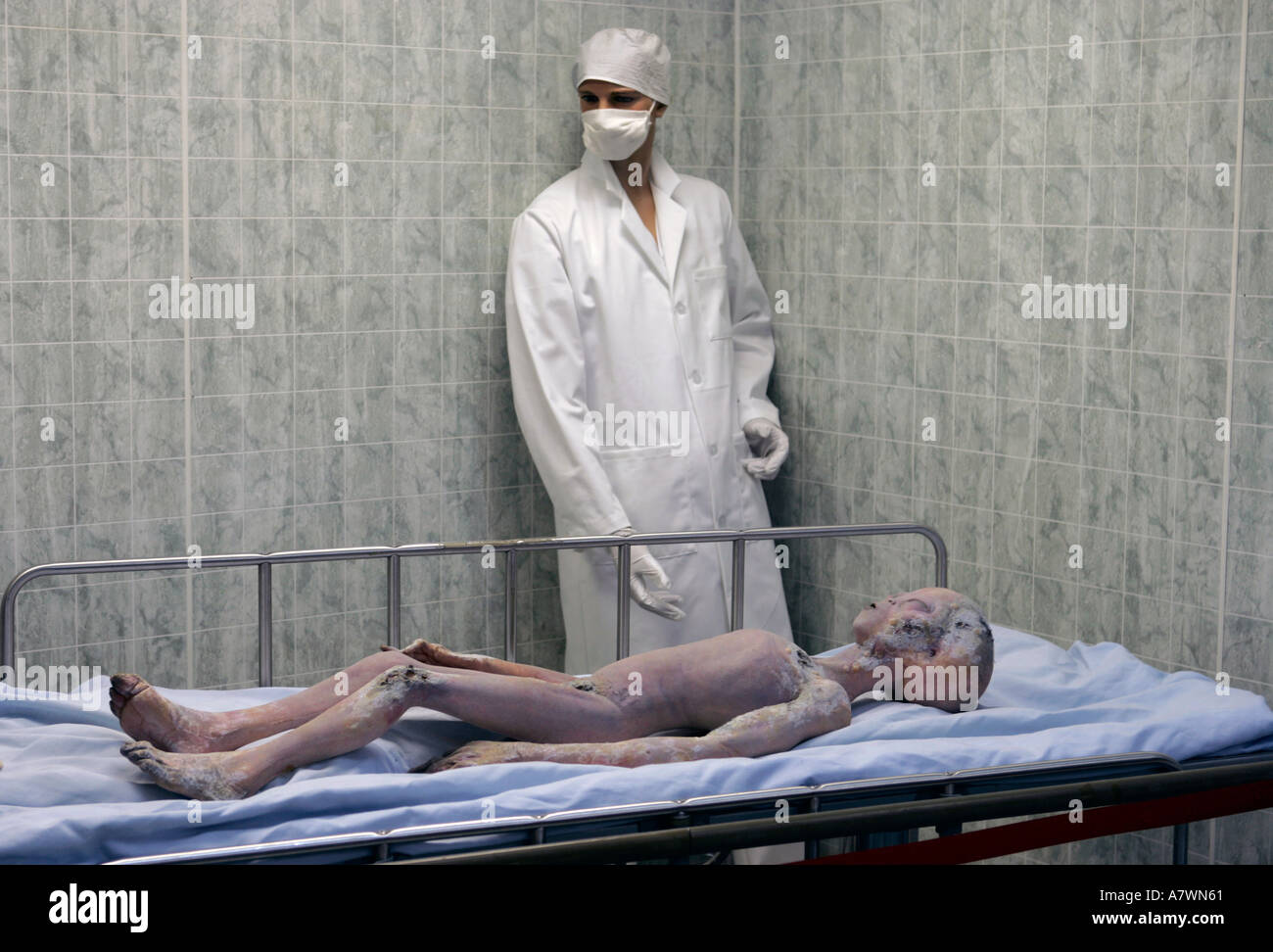 Nachbildung einer Autopsie an einem Alien im Roswell International UFO Museum Research Center, New Mexico, USA. Stockfoto