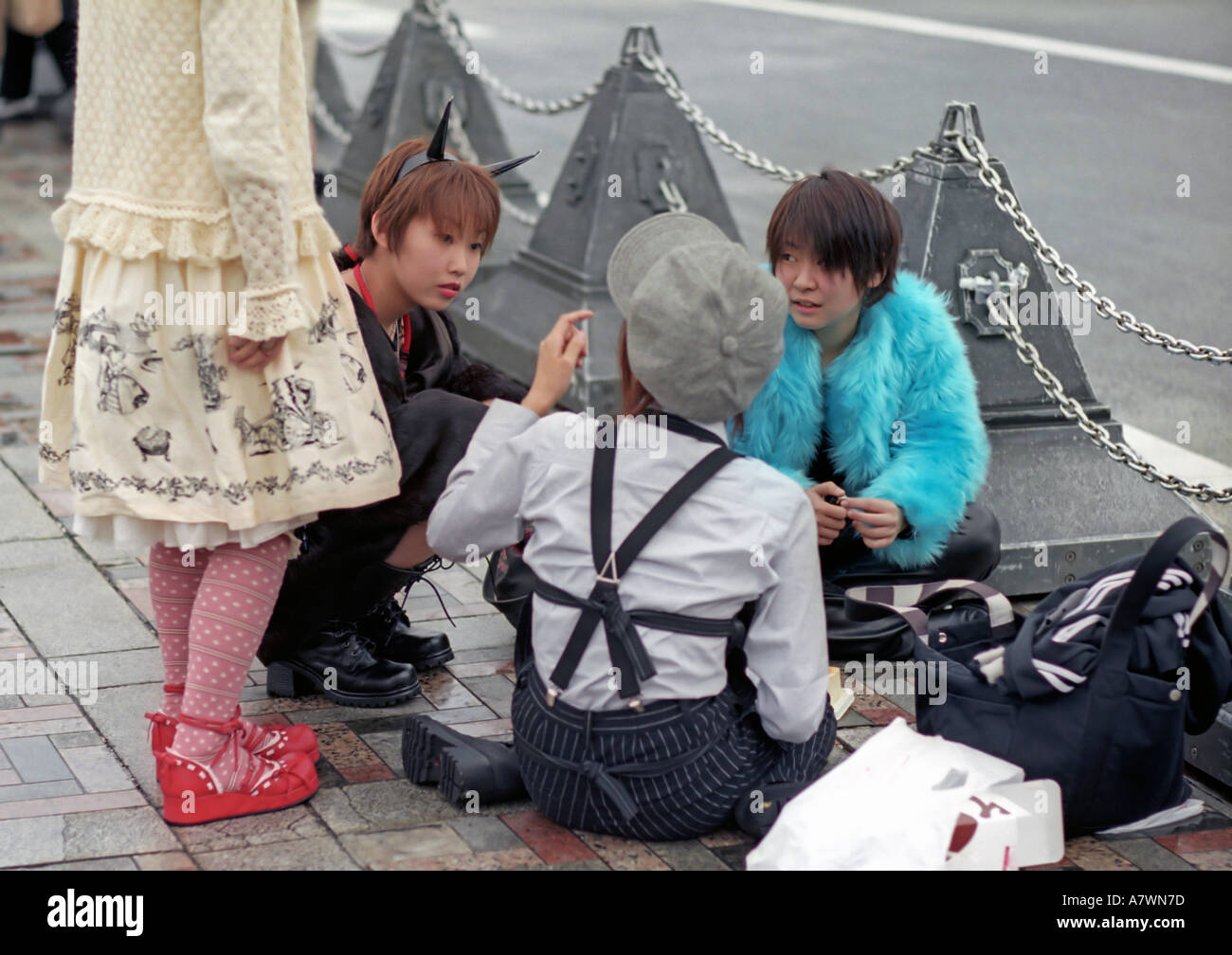 CosPlay-Fans in Shinjuku Tokyo kurz spielen CosPlay Kostüm der letzte Schrei unter den Jugendlichen Fans der Mangas Karikaturen ist eine Stockfoto