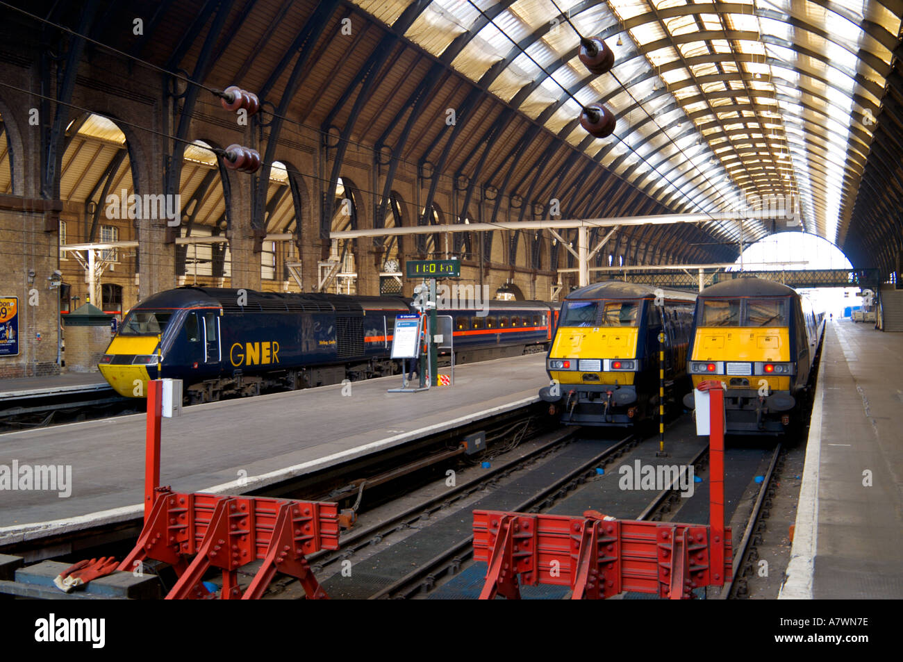 GNER Diesel- und Elektrozüge Kings Cross Railway Station London England Stockfoto