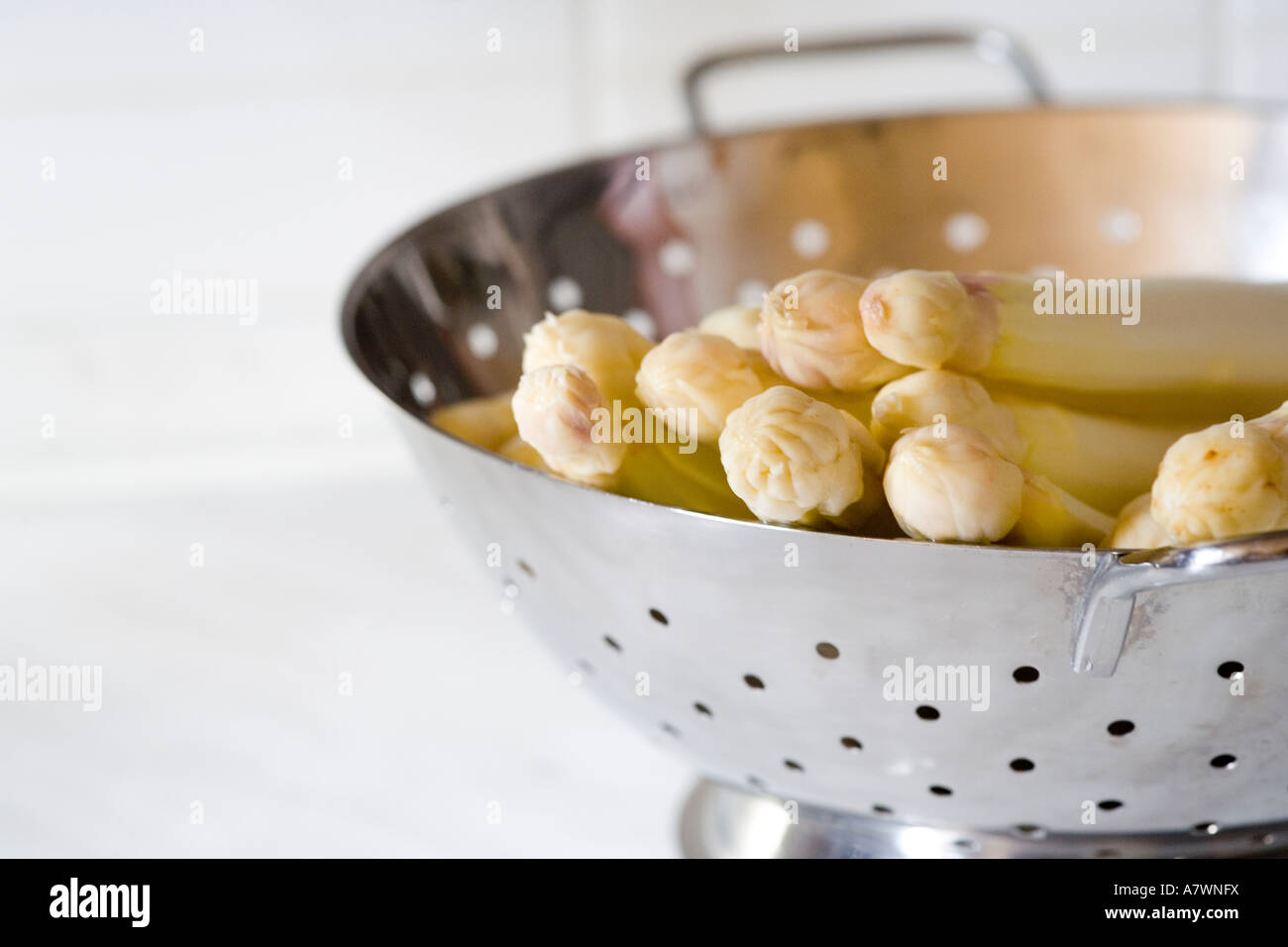 Rohen und gewaschenen Spargel in ein Sieb Stockfoto